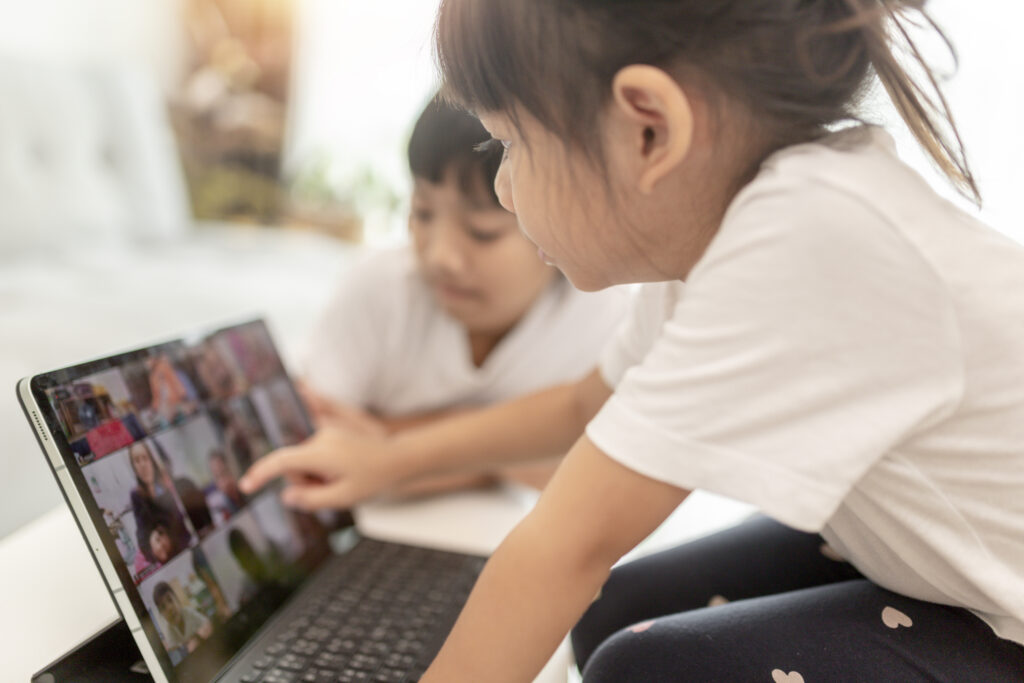 children using screen